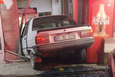 Mersin'de kontrolden çıkan otomobil fırına daldı