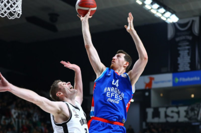 Anadolu Efes'i mağlup eden Beşiktaş yarı finale yükseldi