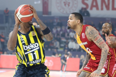 Galatasaray'ı yenen Fenerbahçe finalde Beşiktaş'ın rakibi oldu