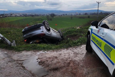 Bursa'da yanlış yola giren otomobil takla attı: 1 yaralı