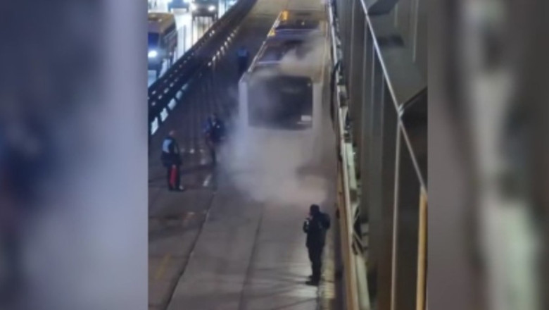 Avcılar'da dumanlar yükselen metrobüs boşaltıldı