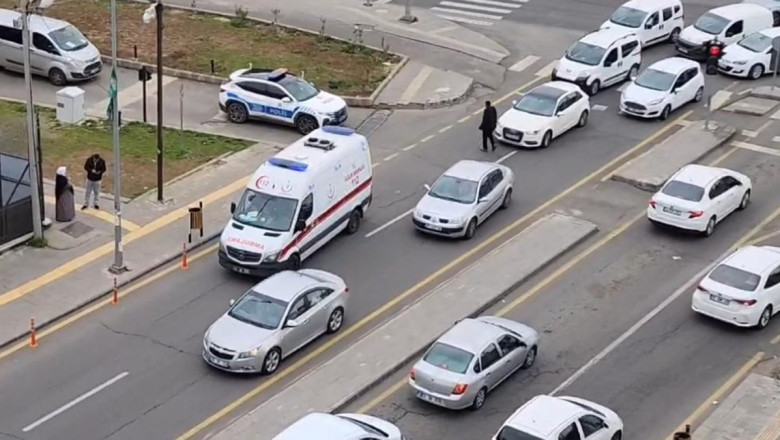 Diyarbakır'da bir şahıs darbettiği karısını hastaneye götüren ambulansı durdurmak istedi