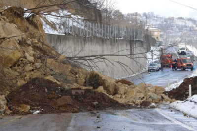 Ordu'da heyelan anı kameraya yansıdı
