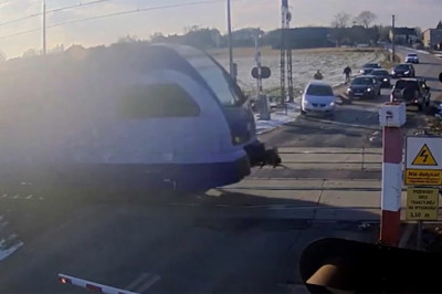Polonya'da otomobili trenin altında kalmaktan saniyelerle kurtardılar