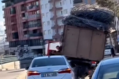 Elazığ'da hurda yüklü kamyonetin tehlikeli yolculuğu