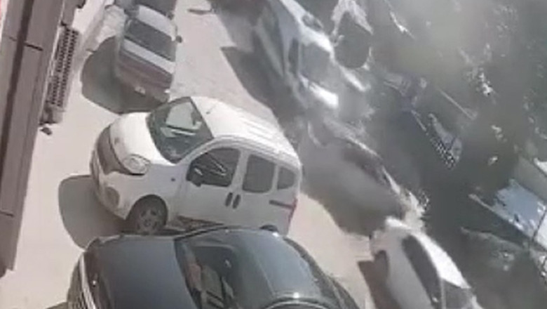 İstanbul Arnavutköy'de geri geri kayan cip park halindeki araçlara çarptı