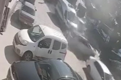 İstanbul Arnavutköy'de geri geri kayan cip park halindeki araçlara çarptı