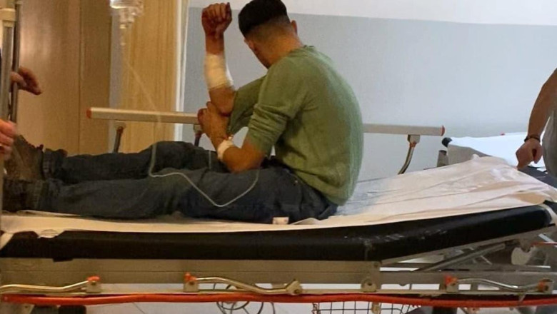 Kavgayı ayırmak isterken kolundan bıçaklandı