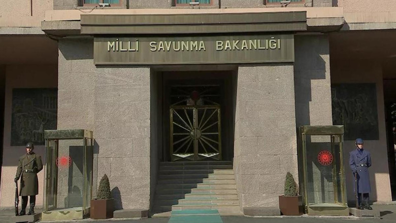 Komutanlar Özel'e dava açıyor