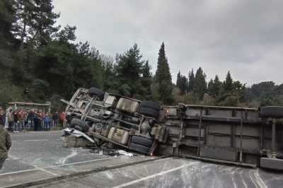 Tır Devrildi, Yol Kapandı!