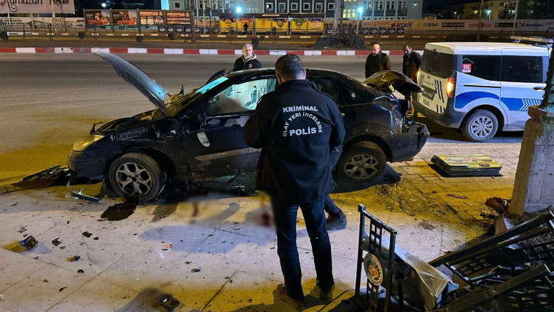 Malatya'da araç önce kaldırıma, sonra duvara çarptı: 1 ölü, 1 yaralı