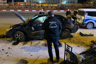 Malatya'da araç önce kaldırıma, sonra duvara çarptı: 1 ölü, 1 yaralı