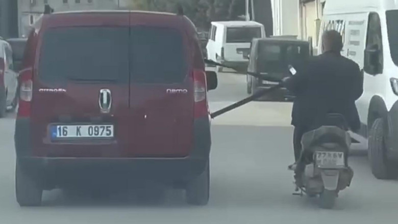 Emniyet Kemerine Tutunarak Motosiklet Çektiler