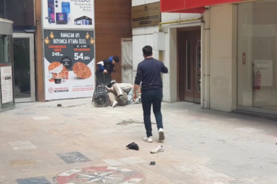 Karabük'te polis merkezinin önünde orak ve bijonla birbirlerine saldırdılar