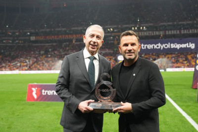 Galatasaray'dan Okan Buruk'a plaket