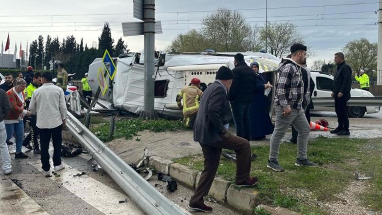 Servis Aracı Refüje Daldı, Aynı Aileden 1 Bebek Öldü, 5 Kişi Yaralandı