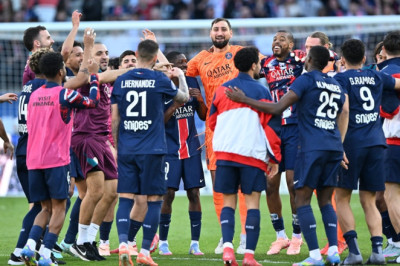 Paris St Germain bitime 6 hafta kala şampiyonluğunu ilan etti