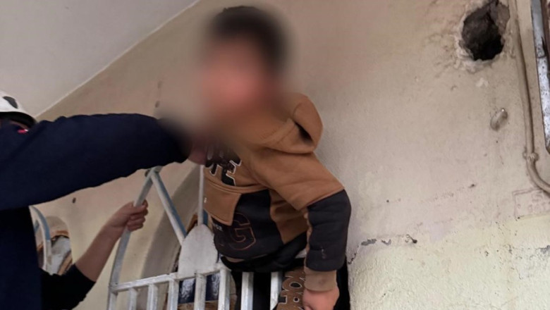 Şanlıurfa'da pencerenin demir korkulukları arasına sıkışan çocuk kurtarıldı