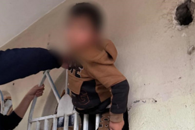 Şanlıurfa'da pencerenin demir korkulukları arasına sıkışan çocuk kurtarıldı