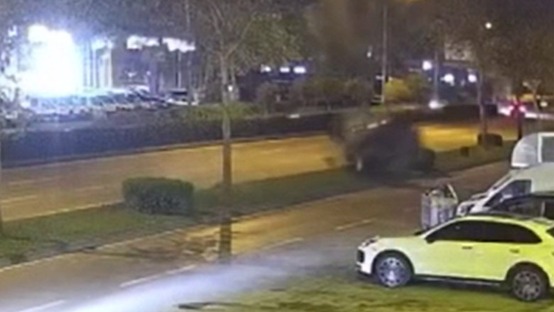 İzmir'de ağaca çarpan otomobilin sürücüsü hayatını kaybetti