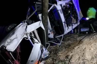 Malatya'da otomobilin direğe çarpığı kazada 1 çocuk öldü