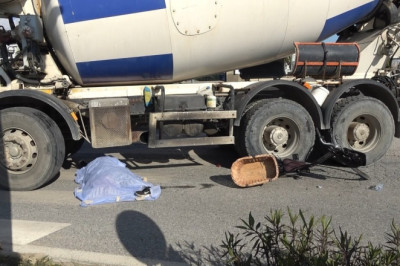 Antalya'da bisikletli kadın beton mikserinin altında kaldı