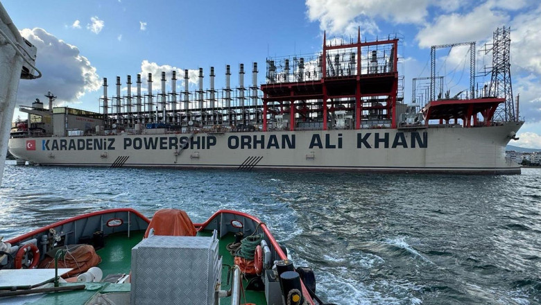 Yalova'da Enerji Gemisi Demir Sahasında Karaya Oturdu