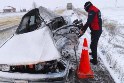 Kayseri'de tırla çarpışan otomobildeki çift can verdi