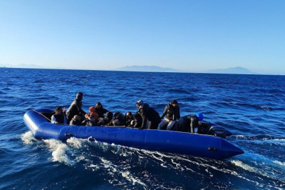 İzmir açıklarında 26 kaçak göçmen yakalandı