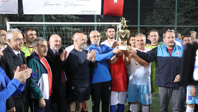 Bakan Işikhan'dan 1 Mayıs Futbol Turnuvası Finalinde Başlama Vuruşu