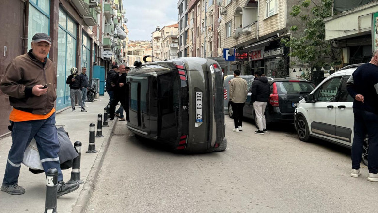 Yalova’da Park Halindeki Araçlara Çarpan Cip Yan Yattı