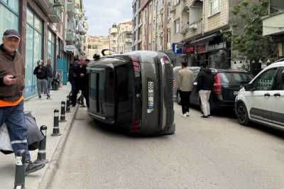 Yalova’da Park Halindeki Araçlara Çarpan Cip Yan Yattı