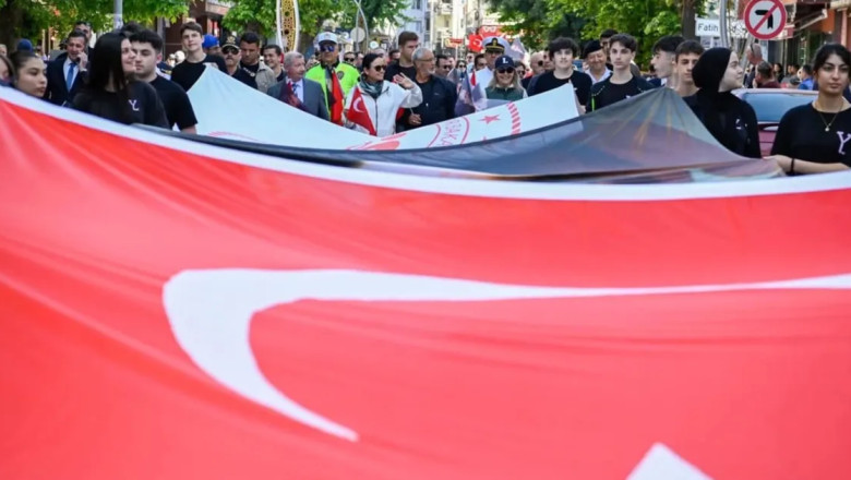 Öğrenciler Türk bayraklarıyla yürüdü