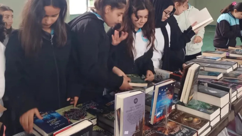 Yalova Hüdaverdi Ortaokulu'nda kitap fuarına öğrencilerden yoğun ilgi