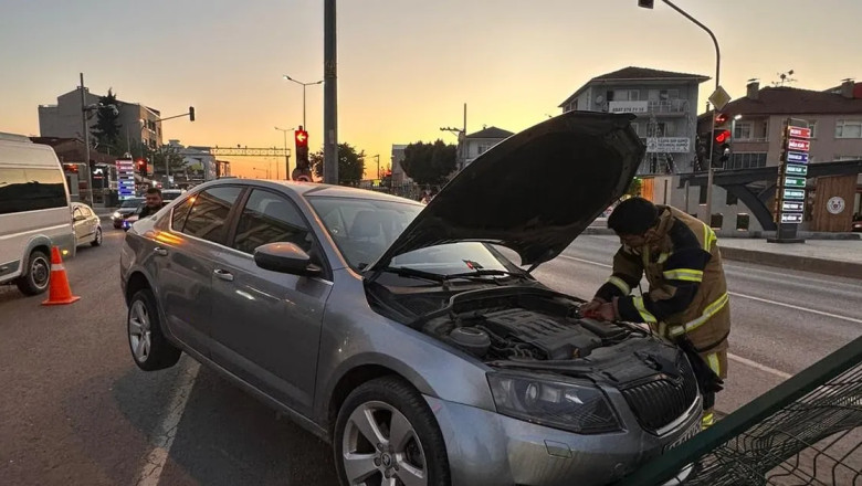 Altınova’da otomobil demir bariyerlere çarptı