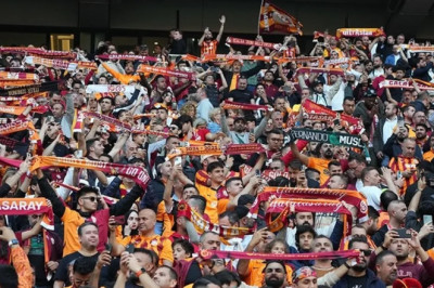 Galatasaray 25. Şampiyonluğunu İlan Etti: Ünlü İsimlerden Kutlama Mesajları Yağdı