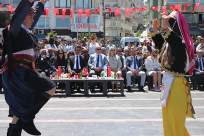 19 Mayıs Coşkusu Çınarcık’ta Cumhuriyet Meydanı’nı şenlendirdi