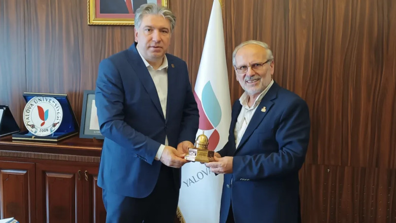 İlim Yayma Cemiyeti’nden Rektör Bahçekapılı’ya plaket