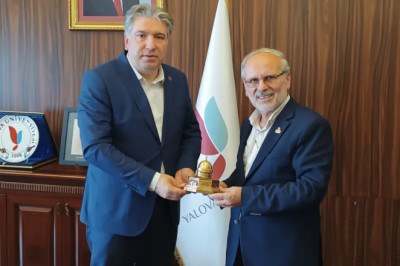 İlim Yayma Cemiyeti’nden Rektör Bahçekapılı’ya plaket