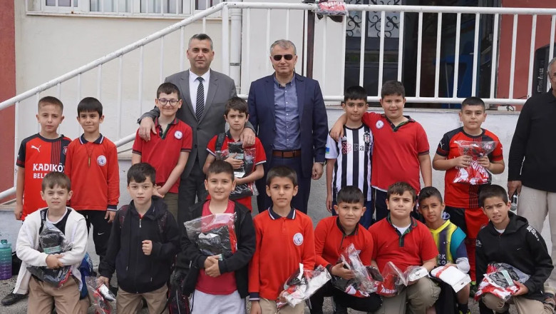 Başkan Yılmaz Tavşan’dan minik futbolculara forma desteği