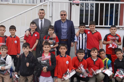 Başkan Yılmaz Tavşan’dan minik futbolculara forma desteği