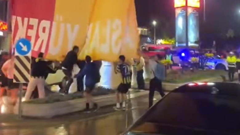 Galatasaray Bayraklarına Saldıran 3 Fenerbahçe Taraftarına Gözaltı