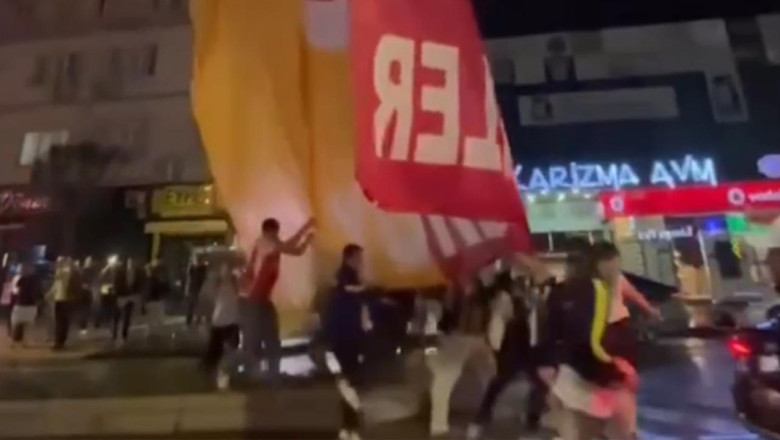 Yalova'da Fenerbahçe Taraftarlarından Galatasaray Bayraklarına Saldırı