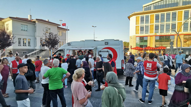 Vali Kaya Aşure Dağıttı