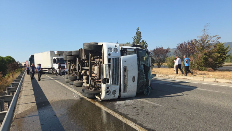 Plastik Hammadde Yüklü Kamyon Devrildi