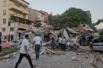 Balıkesir Sındırgı'da 6.1'lik Deprem 1 Ev Yıkıldı Ciddi Hasar Gören Yapılar Var