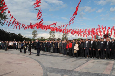 Atamızın Anıtına Çelenk Bıraktık