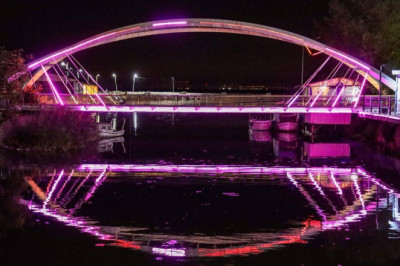 Yalova’da Ak Şemsettin Köprüsü, Meme Kanseri Farkındalığı İçin Pembeye Büründü