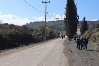Yurt Yolunda Kaldırım Yok, Çamur Çok