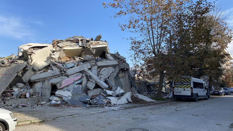 Deprem Tatbikatı Bitti, Enkaz Alanı Hâlâ Açık: Mahallede Büyük Tedirginlik